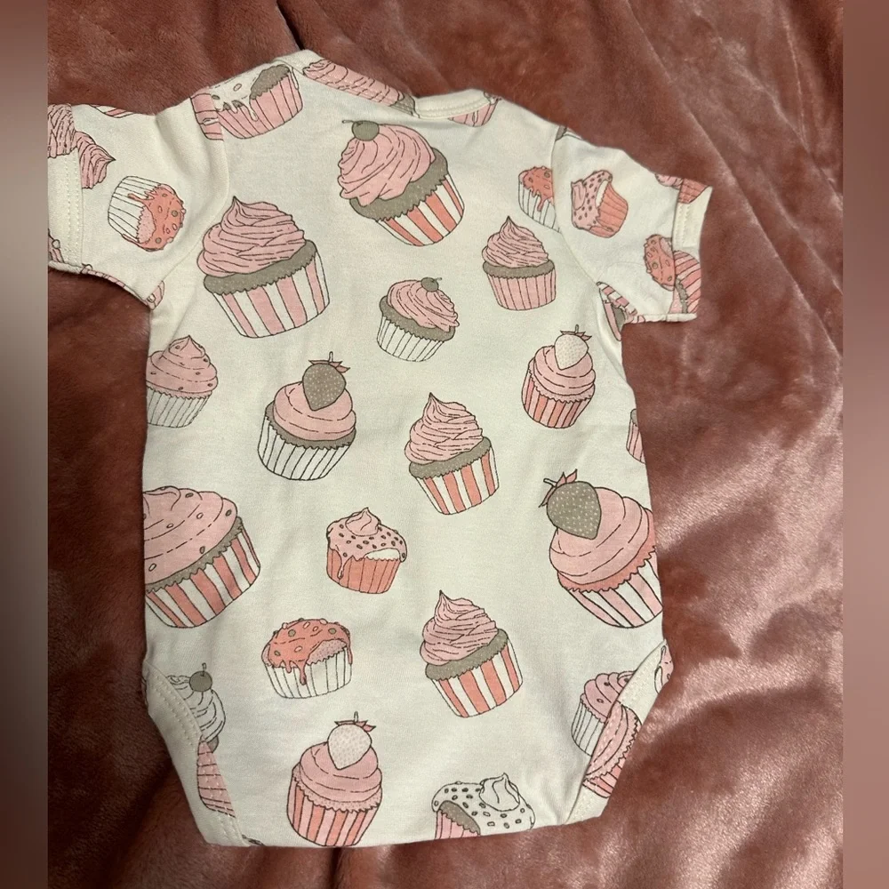 NWT Kate Quinn Newborn Cupcake Onesie - Picture 2 of 4